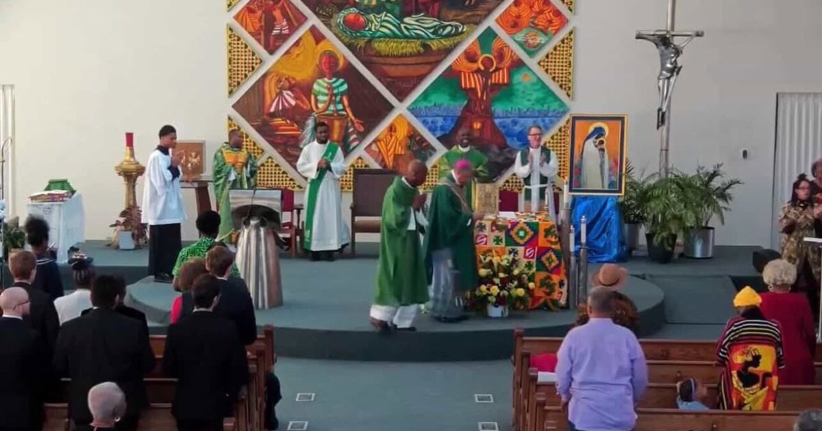 Mass with a Sanctified Souls Marian icon displayed at the altar